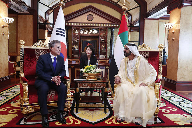 지난 2018년 UAE 두바이 자빌궁에서 쉐이크 모하메드 알 막툼 UAE 총리 겸 두바이 통치자를 만난 문 대통령/사진=청와대 제공