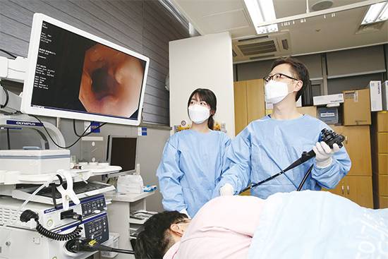 역류성 식도염은 위와 식도 사이 위치하는 ‘하부식도괄약근’이 느슨해지면서 발생한다. 사진은 김범진 중앙대병원 소화기내과 교수가 위내시경 검사를 진행하는 모습. (중앙대병원 제공)