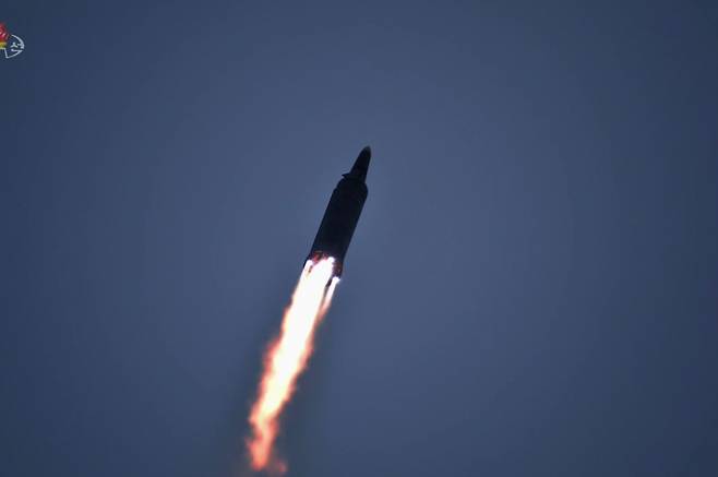 지난 11일 북한에서 발사한 극초음속미사일이 비행하는 모습을 조선중앙TV가 12일 보도했다. 발사 장소는 자강도로 알려졌다. [조선중앙TV 화면]