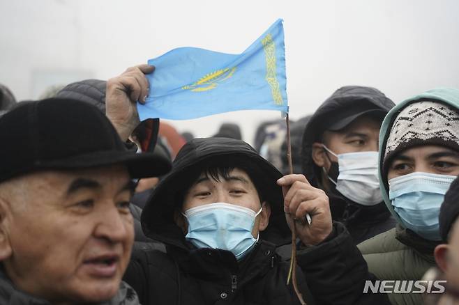 [알마티=AP/뉴시스] 지난 5일(현지시간) 카자흐스탄 알마티에서 가스 가격 2배 인상을 규탄하는 시위가 열리고 있다. 2022.01.13.
