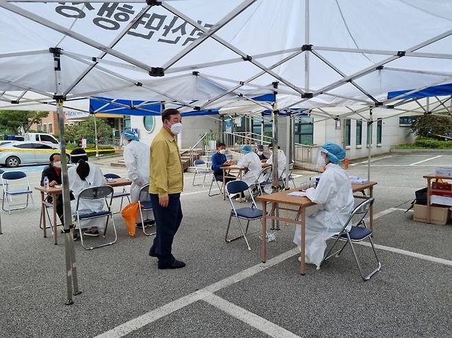 [홍성=뉴시스] 황선봉 예산군수가 덕산면 선별진료소를 점검하고 있다. *재판매 및 DB 금지