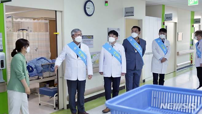 [전주=뉴시스]윤난슬 기자 = 전북대학교병원은 신년을 맞아 환자 중심 병원 문화 정착을 위한 '봄 케어 인사 캠페인' 2기 활동에 돌입했다고 13일 밝혔다.(사진=전북대병원 제공)