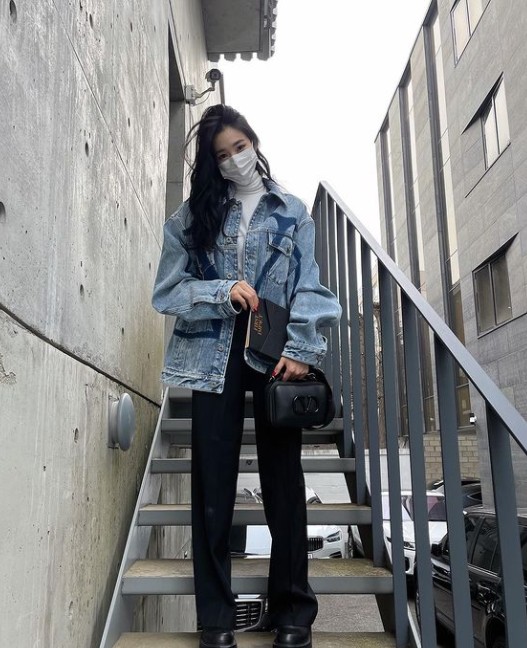 Tiffany Young of the group Girls Generation told her about her beauty.On the afternoon of the 13th, Tiffany posted a picture on her instagram with the phrase WADADADADA to you.In the photo, Tiffany Young took a picture on the stairs on the outer wall of the building. She was wearing a blue jacket and looking at the book.Above all, a fresh smile and a small face size attracted peoples admiration.On the other hand, Tiffany Young was noticed for appearing as an extraordinary mesh dress at the 2021 MAMA (Mnet Asian Music Awards) held on the 11th.