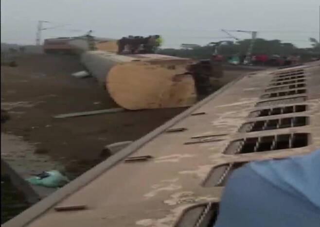 인도 동부에서 탈선 사고로 넘어진 열차 [ANI통신 SNS 캡처. 재판매 및 DB 금지]