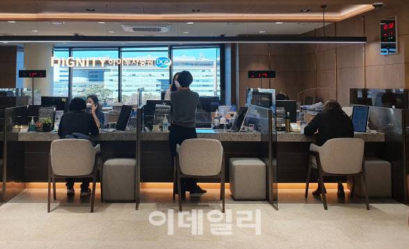 14일 오전 하이투자증권 여의도WM센터 창구 직원들이 고객을 응대하고 있다.(사진=유준하 기자)