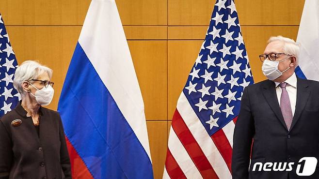 10일(현지시간) 스위스 제네바에서 열린 미국·러시아 안보 회담에 웬디 셔먼(왼쪽) 미 국무부 부장관과 세르게이 랴브코프(오른쪽) 러 외무부 차관이 참여하고 있다. 2022.01.10 © AFP=뉴스1