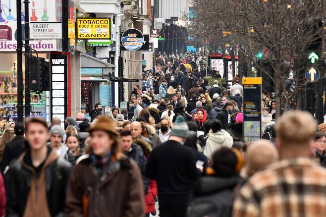 영국 런던의 옥스포드 거리에 쇼핑객들이 북적이고 있다. © AFP=뉴스1 © News1 우동명 기자