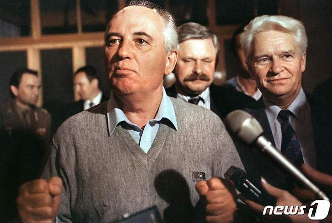 1991년 8월21일 미하일 고르바초프 당시 소련 대통령이 자신을 전복하기 위한 보수파의 쿠데타 실패 이후 기자들과 인터뷰하는 모습 2022.01.14/news1 © AFP=뉴스1 © News1 김민수 기자