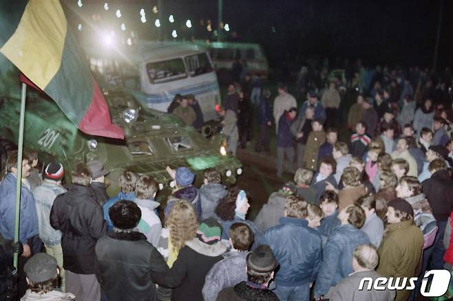 1991년 1월13일 리투아니아 수도 빌뉴스에서 소련군 탱크가 시민들이 저항하고 있는 방송국을 향해 이동 중이다. 이날 소련군의 진압으로 리투아니아인 14명이 사망했고, 700명 이상이 다쳤다. 리투아니아인들은 이날을 '피의 일요일'이라 부르며 매년 기억하고 있다. 2022.01.14/news1 © AFP=뉴스1 © News1 김민수 기자