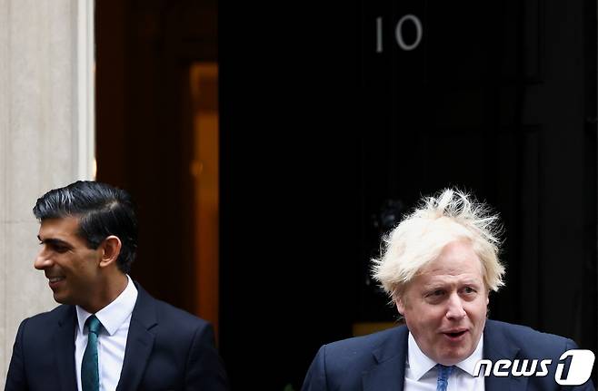 1일(현지시간) 영국 런던에서 보리스 존슨(오른쪽) 총리와 리시 수낙(왼쪽) 재무부 장관이 걸어 나오고 있다. 2021.12.01 © 로이터=뉴스1 © News1 정윤미 기자
