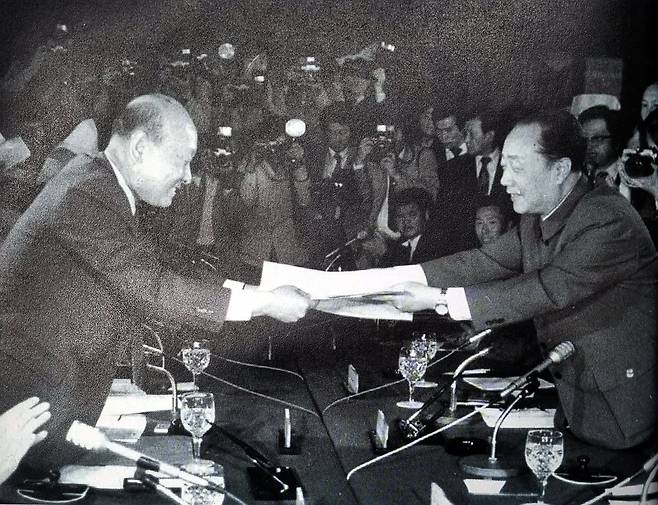 1983년 5월 중국 민항기 납치 사건을 해결하고 선투 중공 대표와 합의문서를 교환하는 공로명 당시 외무부 차관보/공로명 전 장관 제공