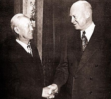 이승만 대통령이 1952년 12월 3일 당선인 자격으로 한국을 방문한 아이젠하워 미국 대통령을 맞아 악수하고 있다./조선일보DB