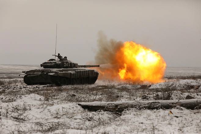 12일(현지 시각) 러시아군이 우크라이나와 인접한 남부 로스토프주에서 T-72B3 전차를 이용해 사격 훈련을 벌이고 있다. 이번 훈련은 우크라이나 사태를 두고 벨기에 브뤼셀에서 러시아와 북대서양조약기구(나토·NATO) 간 협상이 진행되는 가운데 실시돼 일종의 무력 시위라는 주장이 제기됐다. /AP 연합뉴스
