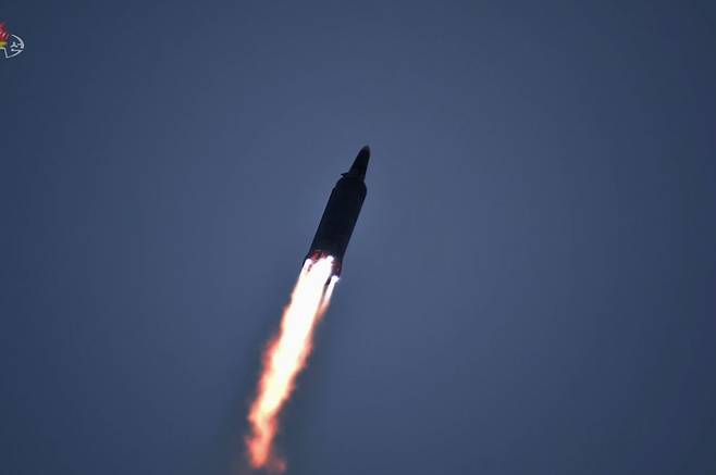 지난 11일 북한에서 발사한 극초음속미사일이 비행하는 모습을 조선중앙TV가 12일 보도했다. /연합뉴스