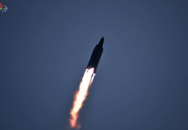 북한 조선중앙TV는 12일 김정은 국무위원장이 극초음속 미사일 시험 발사를 참관했다고 보도했다. (사진=조선중앙TV 캡처) 2022.01.12. 뉴시스