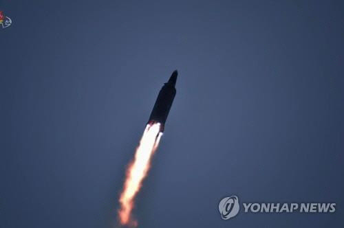 지난 11일 북한에서 발사한 극초음속미사일이 비행하는 모습을 조선중앙TV가 12일 보도했다. 발사 장소는 자강도로 알려졌다. [연합뉴스]