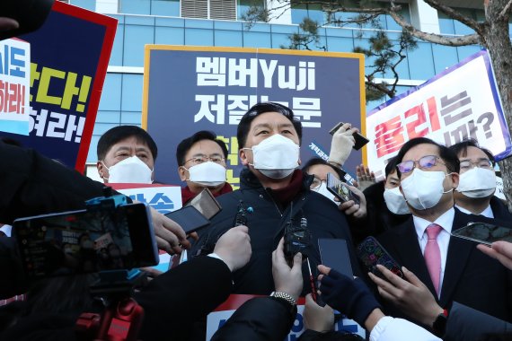 [서울=뉴시스] 국회사진기자단 = 김기현 국민의힘 원내대표 등이 14일 윤석열 대선 후보 부인 김건희씨의 7시간 통화 녹취록을 보도할 예정인 서울 마포구 MBC를 항의 방문하고 있다. 2022.01.14. photo@newsis.com /사진=뉴시스