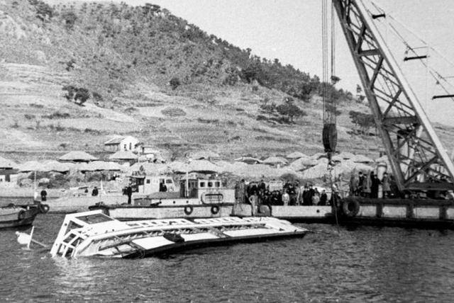 침몰한 한일호 인양작업. 침몰 후 111시간 만에 예인선에 의해 그 모습을 드러냈다. 1967.1.19. 한국일보 자료사진