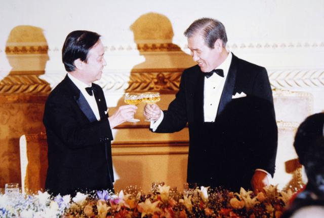 노태우 전 대통령과 가이후 도시키 전 일본 총리가 1991년 1월 9일 청와대 영빈관에서 열린 환영만찬에서 축배를 들고있다. 한국일보 자료사진