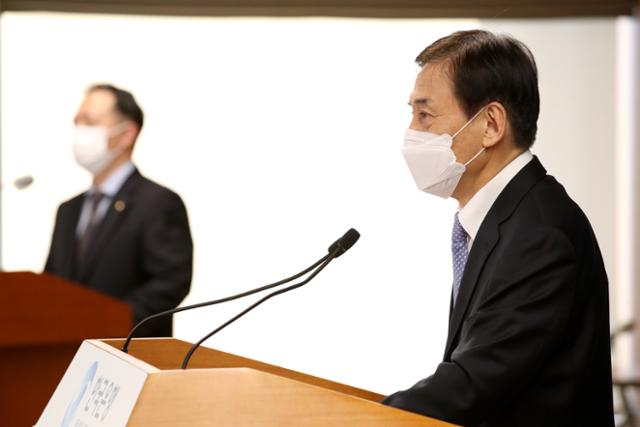 이주열(오른쪽) 한국은행 총재가 14일 오전 서울 중구 한국은행에서 열린 통화정책방향 기자간담회에서 발언하고 있다. 한국은행 제공
