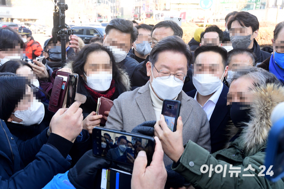 이재명 더불어민주당 대선후보가 14일 '걸어서 민심 속으로' 일환으로 인천 부평 문화의거리를 찾아 인사하고 있다. [사진=국회사진취재단]