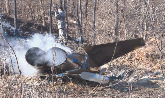 지난 11일 경기도 화성의 한 야산에 추락한 F-5E 전투기 잔해 모습. [사진 공군]