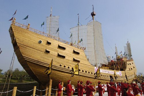 2005년 정화 함대원정 600주년을 기념해 중국서 제작한 선박 모형. [중앙포토]