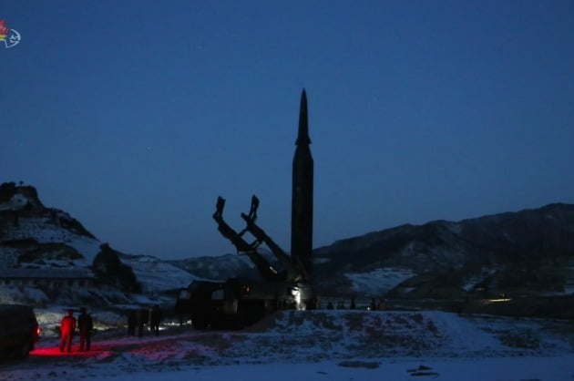 북한이 지난 11일 발사한 극초음속미사일의 발사 준비 모습./ 조선중앙TV=연합뉴스