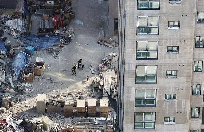 - On January 13, the third day since the outer wall of a multi-purpose apartment building in the Hwajeong IPark complex in Seo-gu, Gwangju collapsed, rescue workers and search dogs continue to search for missing workers. Around 11:14 this morning, they discovered one worker in B1 of the building. Han Su-bin