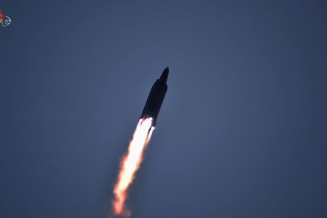 지난 11일 북한에서 발사한 극초음속미사일이 비행하는 모습을 조선중앙TV가 12일 보도했다. 발사 장소는 자강도로 알려졌다. 연합뉴스