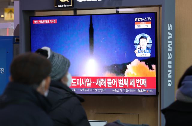 지난 14일 서울역 대합실에서 시민들이 북한의 단거리 탄도미사일 추정 발사체 관련 뉴스를 보고 있다. 연합뉴스