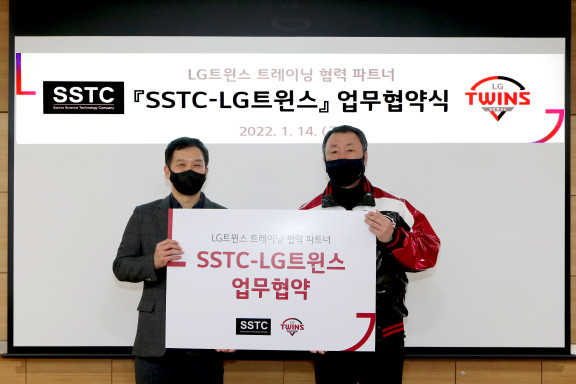 차명석(오른쪽) LG 트윈스 단장이 14일 서울 잠실야구장에서 진행된 에스에스티컴퍼니와 투수/타격 데이터 분석 제공을 위한 업무 협약식에 참석했다. 사진=LG 트윈스 구단 제공