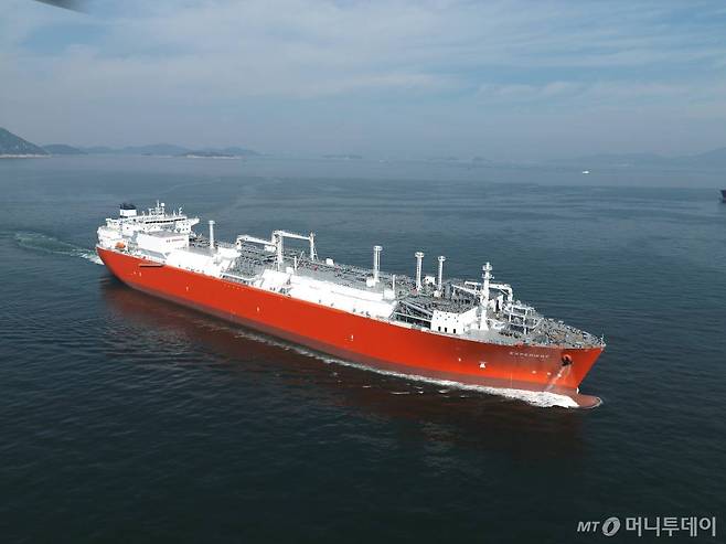 대우조선해양이 독자기술로 개발한 액화천연가스 재기화 선박(LNG-RV)./사진제공=대우조선해양