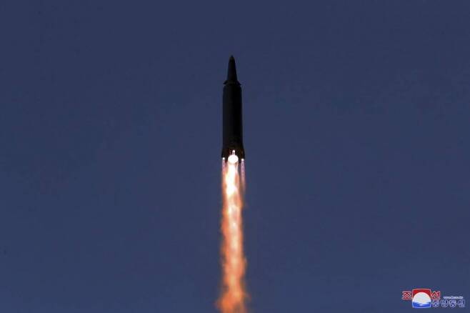 [평양=AP/뉴시스] 북한 조선중앙통신이 제공한 사진에 11일 북한이 극초음속 미사일 시험 발사를 하고 있다. 통신은 김정은 국무위원장이 국방과학원에서 진행한 극초음속 미사일 시험 발사를 참관했다고 전했다. 2022.01.12.