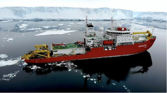 2020년 1, 2월 서남극 스웨이트 빙하 인근 지역을 탐사 중인 쇄빙연구선 아라온호 *재판매 및 DB 금지