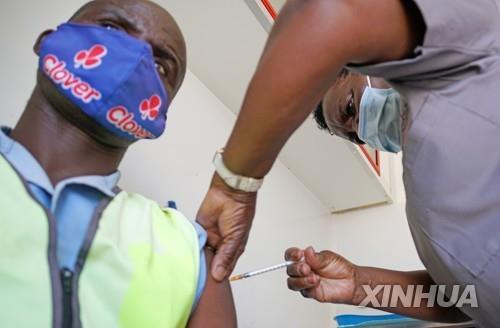 지난 9일 나미비아 빈트후크에서 코로나19 백신을 맞는 한 주민. 신화 연합뉴스 자료사진.
