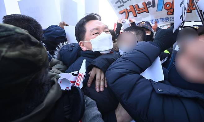 국민의힘 김기현 원내대표(가운데)가 14일 서울 마포구 MBC 사옥 앞에서 국민의힘 지도부의 항의 방문을 막으려는 진보성향 시민단체 관계자들에게 둘러싸여 있다. 국회사진기자단