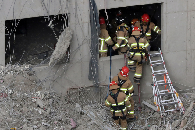 13일 119구조대가 실종자 6명이 발생한 광주 서구 주상복합아파트 붕괴사고 현장 건물 내부로 진입하고 있다./연합뉴스