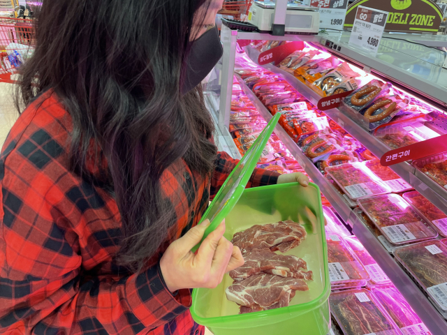 본지 유주희 기자가 한 대형마트에서 다회용기에 고기를 구매하고 있다. 가격표는 용기 윗부분에 붙였다. /사진=박윤선 기자