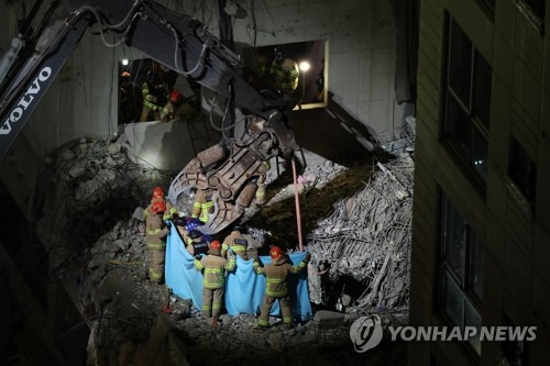 14일 오후 구조대원들이 광주 서구 화정동 화정아이파크 붕괴 건물 지하 1층에서 실종자 1명을 구조하고 있다. 이 실종자는 전날 오전 11시 14분께 지하 1층 계단 난간 부근에서 팔 한쪽만 보인 채로 발견됐으나 흙더미와 잔해에 매몰돼 약 37시간 만에 구조됐다. 소방당국은 구조된 사람이 사망한 것으로 추정하고 있으며 병원으로 이송해 추가 조치를 할 방침이다. /사진=연합뉴스