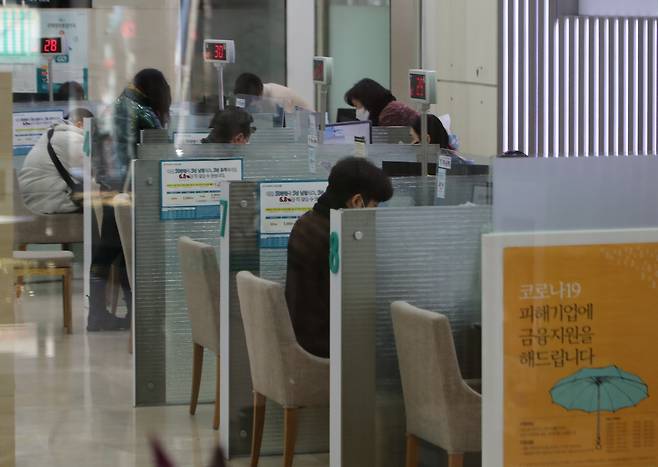 서울 시내 한 은행 창구 모습 ⓒ연합뉴스