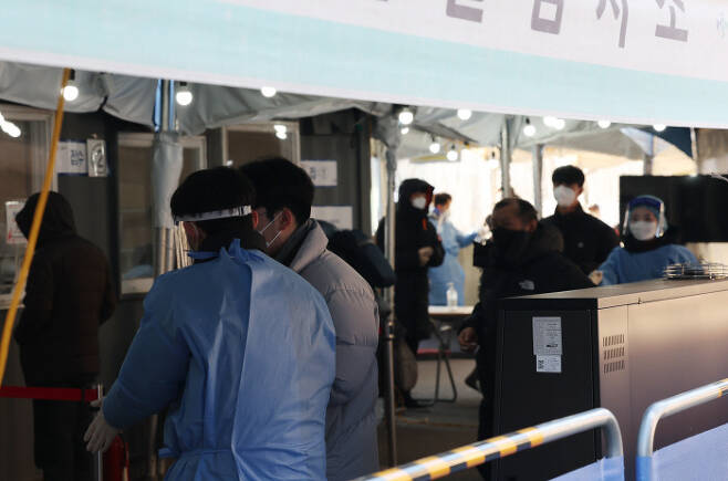 14일 오전 서울역 광장에 마련된 코로나19 임시 선별검사소에 시민들이 검사를 받기 위해 줄을 서서 기다리고 있다. 연합뉴스