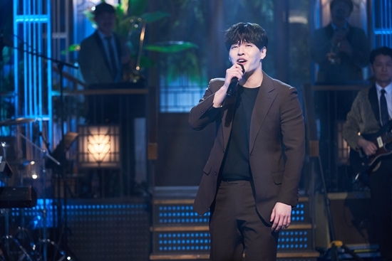 Kang Ha-neul will once again attract viewers with pleasant energy in the Coupang play SNL Korea Season 2 which is broadcasted on the 15th.Kang Ha-neul, who was an intern in the corner Baeksu Note, a parody of Death Note, will pick up the notes that become a white man when he writes his name, and remove the company people one by one.In the corner of Dongmyeong, which parodied Around Camellia Phil, it is a pleasure to reenact the character dragon, which caused the Chamme fatale, as the SNL version in 2022.Ahn Young Mi, who is divided into Camellia CEO Camellia, will shoot the viewers laughter button with the dizzy romance of Kang Ha-neul, a lover who goes straight to the charm of reversal.In the corner 007 Skyfall, where Kang Ha-neul divided into James Bond, parodying Dongmyeongs film, Crew Shin Dong-yeop devises a new customized torture toward Kang Ha-neul, who never speaks security codes to ruthless torture, and continues to laugh.Finally, in the AI Security Guard Giga Sky corner, the AI ​​guard sent to protect Lee Soo-ji of the top actress Kim Go-woon is fiercely competing with the transform, Giga Hoon and the best bodyguard.On the other hand, corners that capture the new ideas of SNL Korea attract attention.2022 New Years special nature documentary The Tears of Man corner will analyze mens behavior habits and create a smile full of empathy.SNL Korea Season 2 is open every Saturday at 10 pm.Photo: Coupang Play
