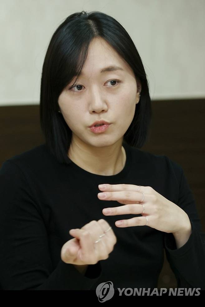 인터뷰하는 김한별 방송작가지부장 (서울=연합뉴스) 진연수 기자 = 김한별 민주노총 언론노동조합 방송작가지부 지부장이 지난 12일 서울 마포구 방송작가유니온에서 연합뉴스와 인터뷰를 하고 있다. 2022.1.14 jin90@yna.co.kr