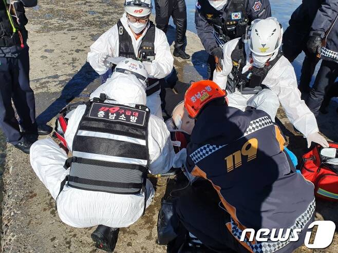 119구조대원들이 물에 빠진 70대 남성을 구조해 심폐소생술을 실시하고 있다(서산소방서 제공) © 뉴스1