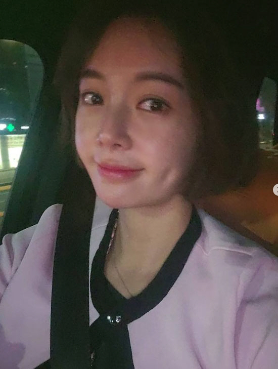 Actor Hwang Jung-eum boasted a cute charm with a selfie.On the 15th, Hwang Jung-eum posted a picture on his instagram with an article called Ping-Cuping-ku.The photo is a self-portrait of Hwang Jung-eum, taken in the car. Hwang Jung-eum, wearing a pink cardigan, shows a smile with dimples.Especially, Hwang Jung-eum, who added pig emoticons, attracts attention by revealing that she has gained weight due to pregnancy.Meanwhile, Hwang Jung-eum married Lee Young-don, a professional golfer, in 2016 and has a son.The two reported their divorce in 2020, but they reunited over the crisis and are now pregnant with the second.