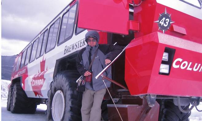2008년, 우경식 교수가 눈과 얼음 위를 다닐 수 있는 특수 설상차를 타고 애서배스카 빙하로 가는 모습. 우원식 제공