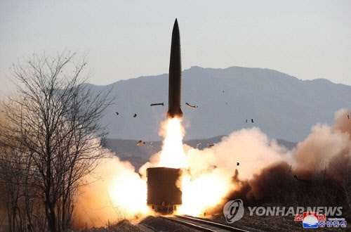 북한은 전날 철도기동 미사일연대가 검열사격훈련을 진행했다고 15일 밝혔다.  [평양 조선중앙통신=연합뉴스]