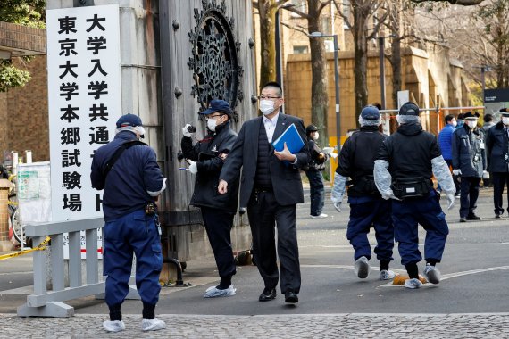 일본 경찰들이 15일 일본 도쿄 분쿄구 도쿄대 앞에서 경계태세를 강화하고 있다. 로이터 뉴스1