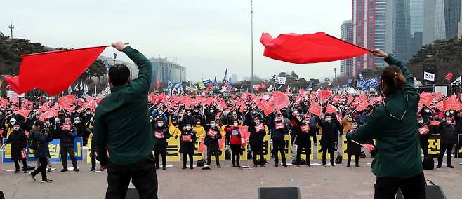 15일 오후 서울 여의도공원에서 열린 2022 민중총궐기 대회에서 참가자들이 상징의식을 하고 있다. 김경호 선임기자